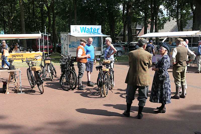 Bakkerij Hovius, Water Maatschappij Drenthe Drinkwater B.V. (WMD), Rapunsel Kinderboeken & meer en de fietsen van de Historische Fietsgroep 'Noord'   (klik voor vergroting)