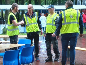 De marktcommissie tijdens opbouwen