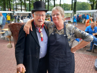 Poseren met de marskramer voor de Beestroo