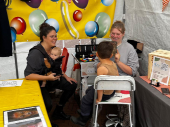 Schminken bij de Beekidzzz, kindertent met allerlei activiteiten op de markt van 2025