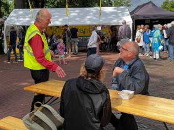 Bijpraten op het terras van de Beestro