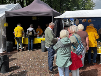 De verlotingstent van de imkervereniging