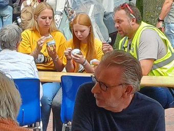 Bijpraten op het terras van de Beestro