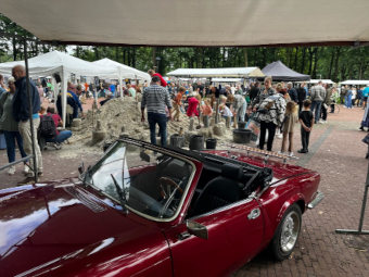 oldtimer auto en Zandvormgeving