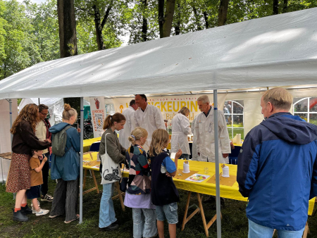 Keurmeesters aan het werk op de markt van Melk en Honing en Honingkeuringkeuring 2025