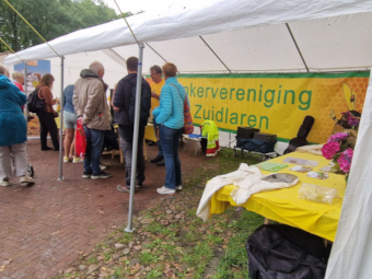 De informatiekraam van de imkervereniging