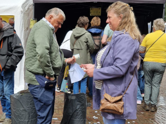 Lotenverkoop bij de verlotingstent van de imkervereniging