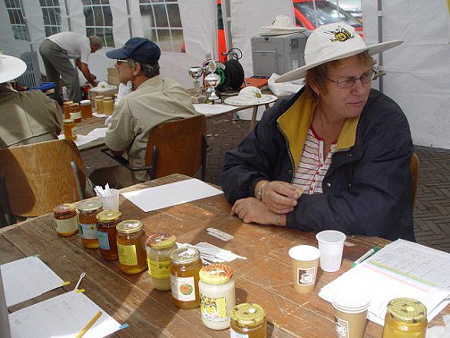 keurmeester met ingezonden lekkerste honing