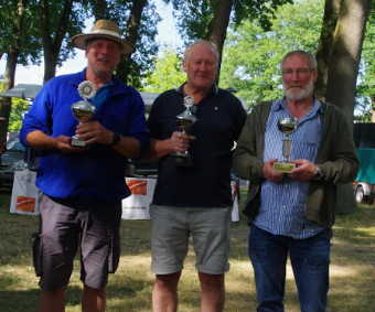 De trotse winnaars van de honingkeuring Zuidlaren 2022: George Guns, Peter Stegeman en Gerard Habers; Respectievelijk de bekerwinnaars van de Lekkerste honing, de Drents kampioen en de Algemeen kampioen   (klik voor vergroting)