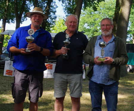 De trotse winnaars van de honingkeuring Zuidlaren 2022: George Guns, Peter Stegeman en Gerard Habers; Respectievelijk de bekerwinnaars van de Lekkerste honing, de Drents kampioen en de Algemeen kampioen