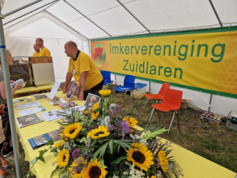 De informatiekraam van de imkervereniging op de markt van Melk en Honing 2024   (klik voor vergroting)