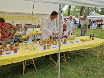 Keurmeesters aan het werk op de markt van Melk en Honing en Honingkeuringkeuring 2024   (klik voor vergroting)