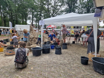 Zandsculpturen maken bij Zandvorm op de markt van Melk en Honing 2024   (klik voor vergroting)