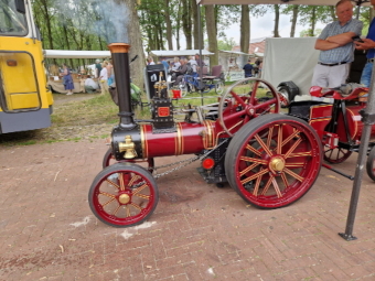 De stoomlocomobiel en de klompenmaker van het 'Molenmuseum de Wachter'   (klik voor vergroting)