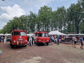 Twee van de drie brandweerwagens van de Stichting Brandweer Oldtimers Groningen   (klik voor vergroting)