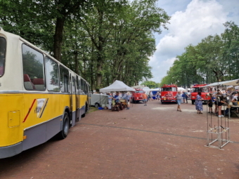 De GADO bus van Nationaal Bus Museum uit Hoogezand en drie brandweerwagens van de Stichting Brandweer Oldtimers Groningen   (klik voor vergroting)