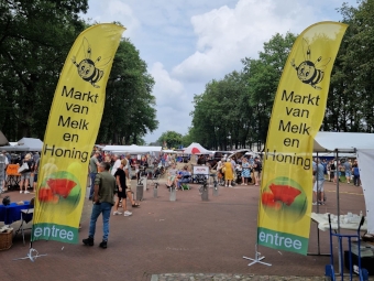 Entree vanaf de Brink ZZ naar de markt van Melk en Honing 2024   (klik voor vergroting)