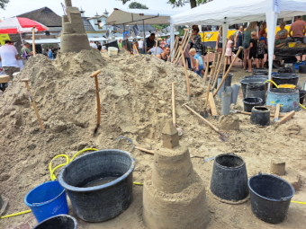 Zandsculpturen maken bij Zandvorm op de markt van Melk en Honing 2024   (klik voor vergroting)