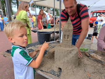 Zandsculpturen maken bij Zandvorm op de markt van Melk en Honing 2024   (klik voor vergroting)