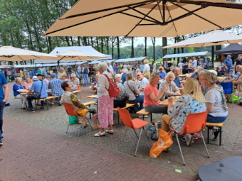 Terras op de markt van Melk en Honing 2024   (klik voor vergroting)