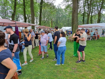 Standhouders onder de bomen   (klik voor vergroting)