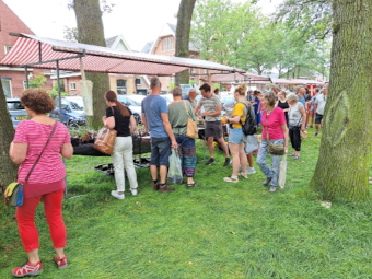 Standhouders onder de bomen op de Markt van Melk en Honing   (klik voor vergroting)