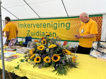 De informatiekraam van de imkervereniging op de markt van Melk en Honing 2024   (klik voor vergroting)