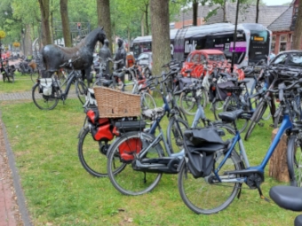 Vele fietsen op de Stationsweg nabij de entree naar de markt van Melk en Honing 2024   (klik voor vergroting)