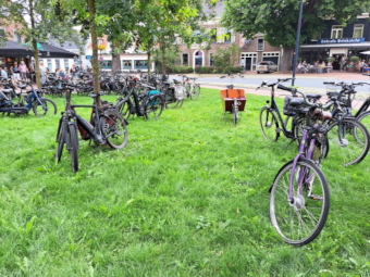 Vele fietsen op de Stationsweg nabij de entree naar de markt van Melk en Honing 2024   (klik voor vergroting)