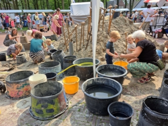 Zandsculpturen maken bij Zandvorm op de markt van Melk en Honing 2024   (klik voor vergroting)