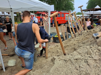 Zandsculpturen maken bij Zandvorm op de markt van Melk en Honing 2024   (klik voor vergroting)