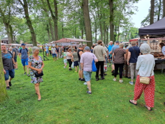 Standhouders onder de bomen   (klik voor vergroting)