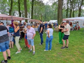 Standhouders onder de bomen   (klik voor vergroting)