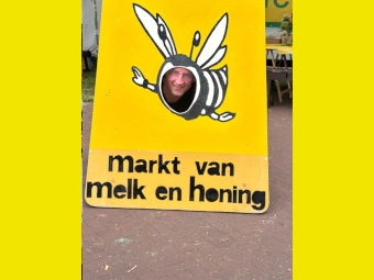 Op de foto bij de Bijkidzzztent op de markt van Melk en Honing 2024   (klik voor vergroting)