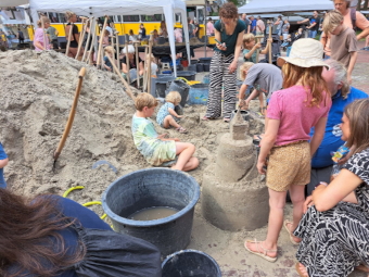 Zandsculpturen maken bij Zandvorm op de markt van Melk en Honing 2024   (klik voor vergroting)