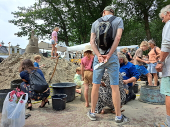 Zandsculpturen maken bij Zandvorm op de markt van Melk en Honing 2024   (klik voor vergroting)