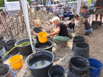 Zandsculpturen maken bij Zandvorm op de markt van Melk en Honing 2024   (klik voor vergroting)