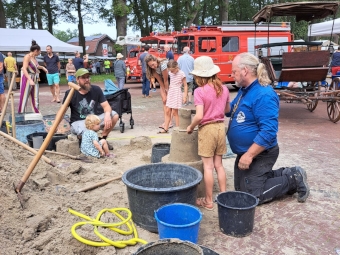 Zandsculpturen maken bij Zandvorm op de markt van Melk en Honing 2024   (klik voor vergroting)