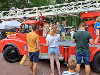 Klauteren op de ladderwagen van de Stichting Brandweer Oldtimers Groningen   (klik voor vergroting)