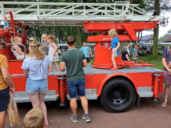 Klauteren op de ladderwagen van de Stichting Brandweer Oldtimers Groningen   (klik voor vergroting)