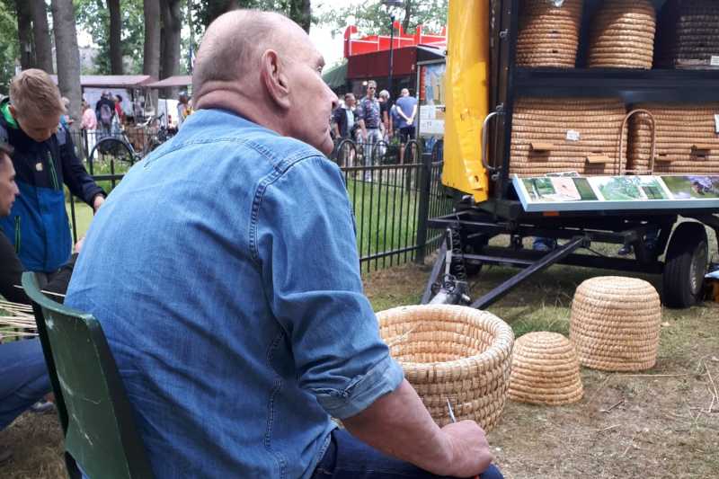 Bijenkorfvlechter Bart van Egteren bij de Uddeler korvenkar voor 'de Dobbe'   (klik voor vergroting)