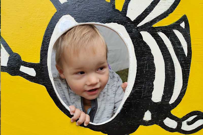 Als Bijtje op de foto bij de Imkervereniging Zuidlaren in de Kindertent   (klik voor vergroting)