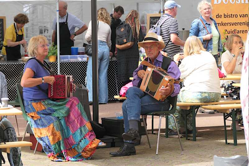 Muziek op het terras voor de Beestro   (klik voor vergroting)