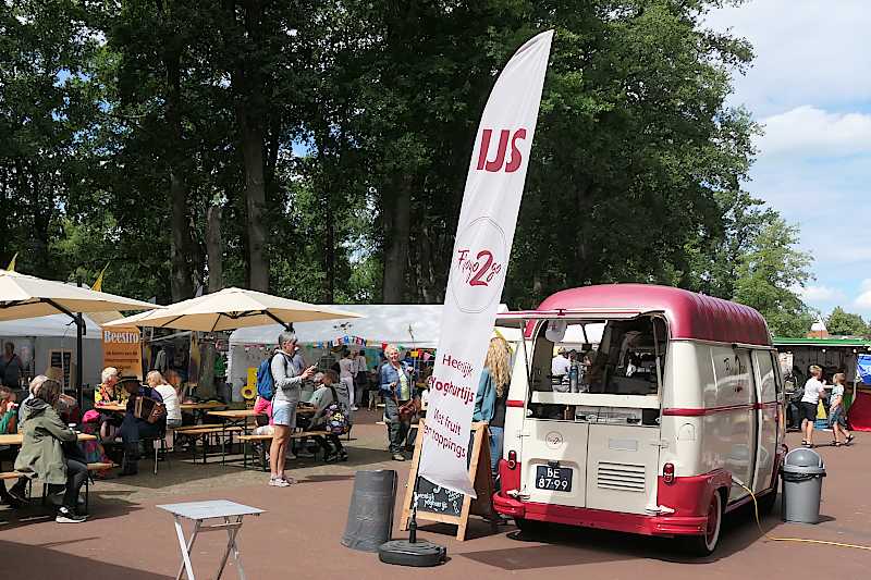 IJs van Froyo2go bij het terras voor de Beestro   (klik voor vergroting)