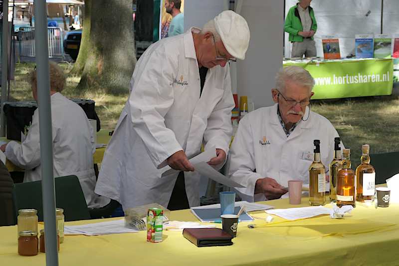 Bijkersgilde: keurmeesters aan het werk   (klik voor vergroting)