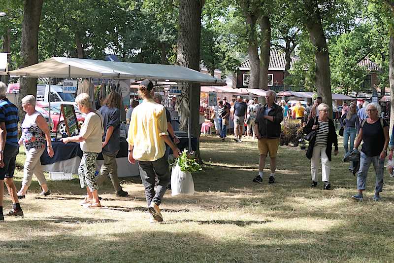 Ha-Ra met de slinger marktkramen naar 'de Dobbe'   (klik voor vergroting)