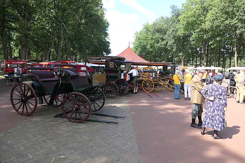 Rijtuigen van de Stichting Rijden en Glijden en historische fietsers van de Historische Fietsgroep 'Noord'   (klik voor vergroting)