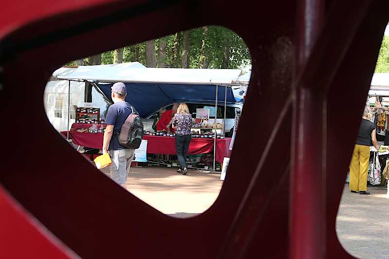 Doorkijkje vanuit voertuig Historische Brandweer naar Annie's kraam    (klik voor vergroting)