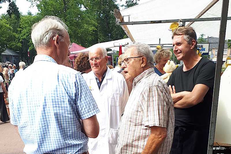 Toespraak van voorzitter Aart van Dobbenburgh van de Imkervereniging Zuidlaren i.v.m. de laatste markt van lid Aaldrik Kapma (honingverkoop)   (klik voor vergroting)